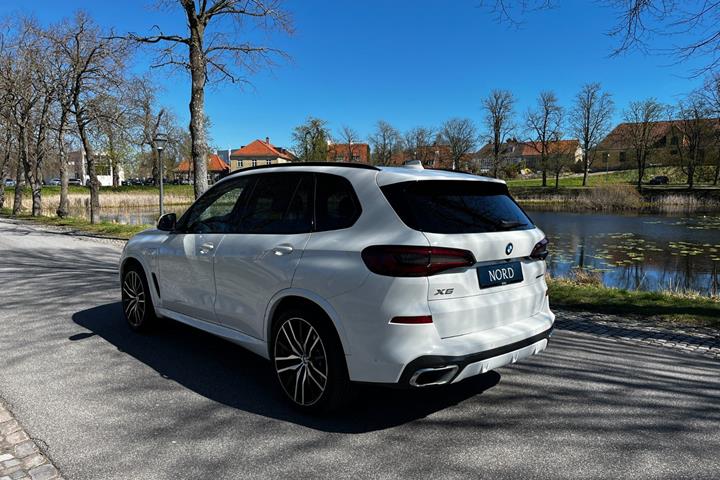 Grøn BMW X5 fra 2021