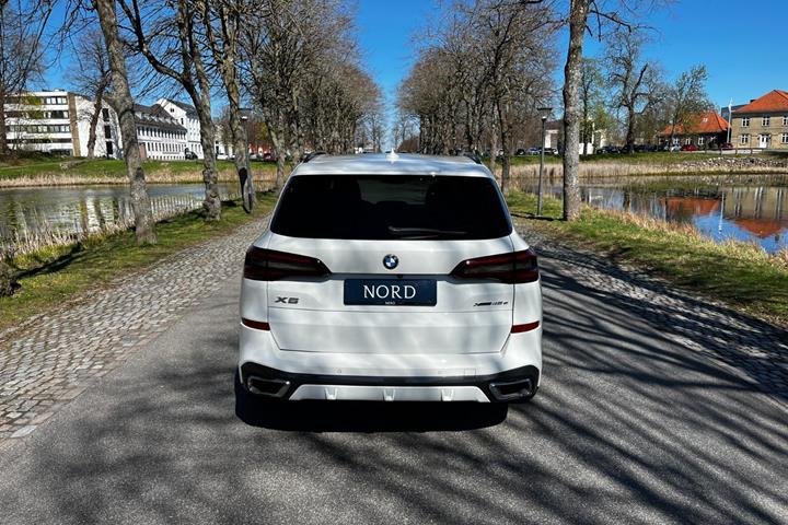 Grøn BMW X5 fra 2021