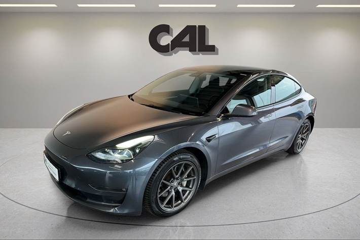 Grå Tesla Model 3 fra 2021 set udefra