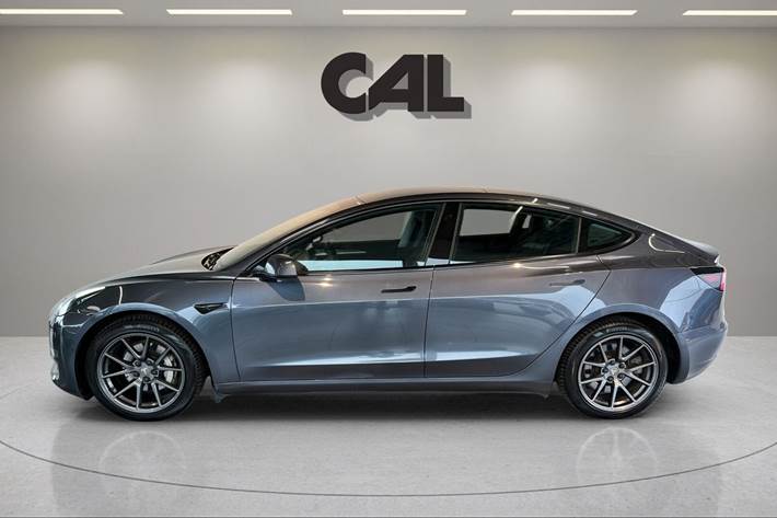 Grå Tesla Model 3 fra 2021
