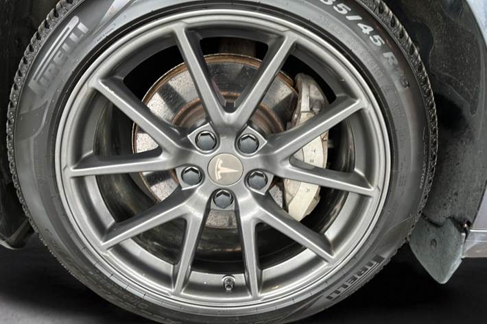 Grå Tesla Model 3 fra 2021