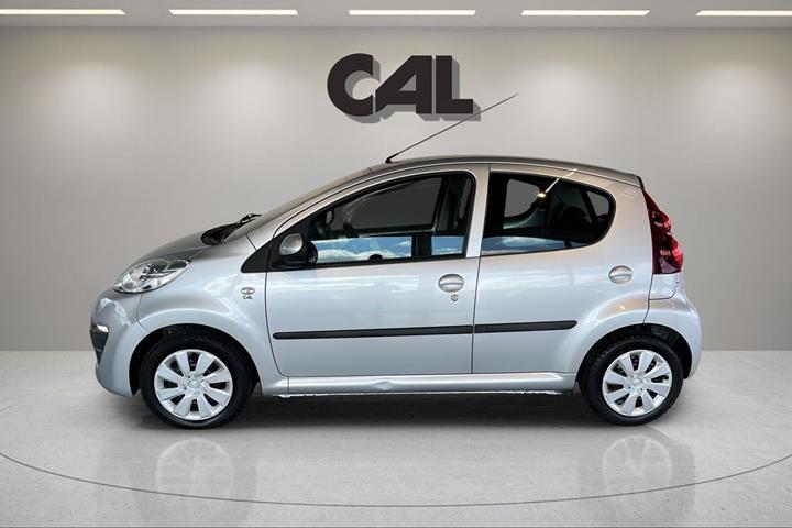Sølv Peugeot 107 fra 2012