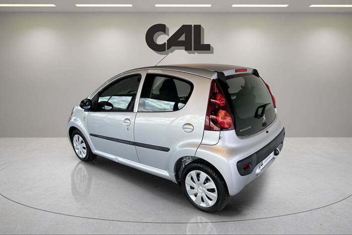 Sølv Peugeot 107 fra 2012
