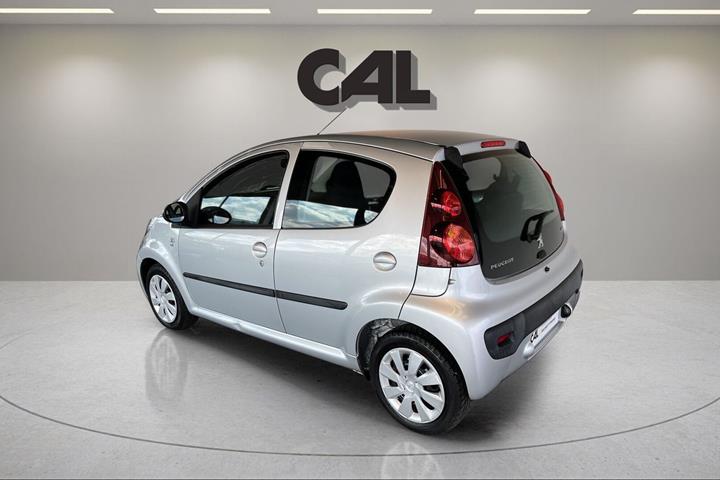 Sølv Peugeot 107 fra 2012