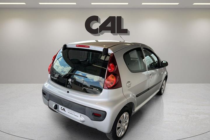 Sølv Peugeot 107 fra 2012