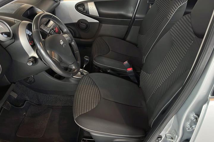 Sølv Peugeot 107 fra 2012