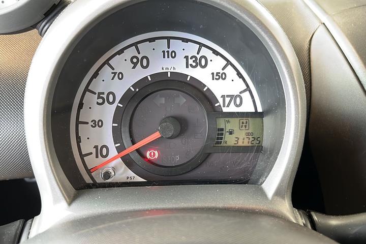 Sølv Peugeot 107 fra 2012