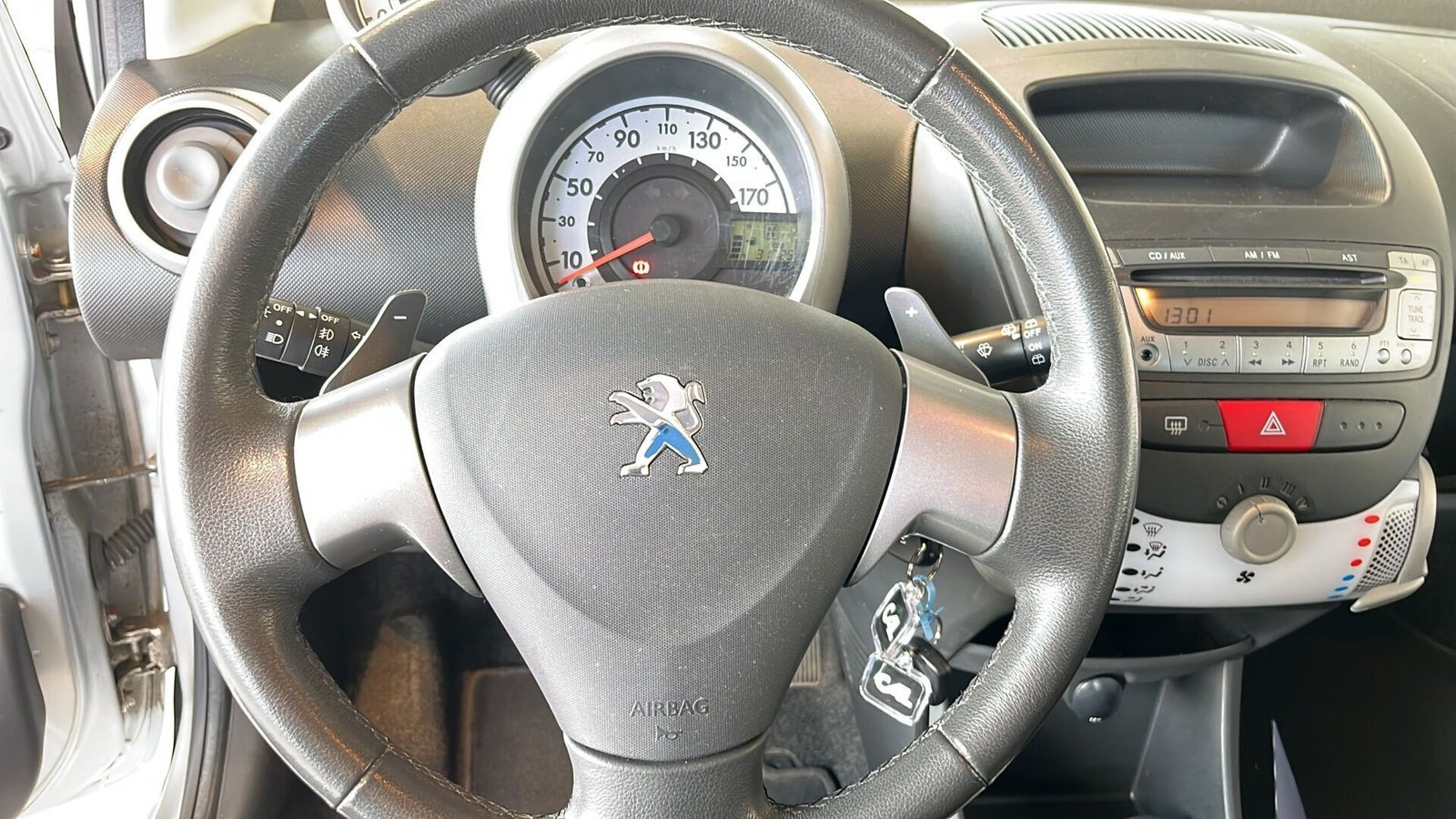 Sølv Peugeot 107 fra 2012