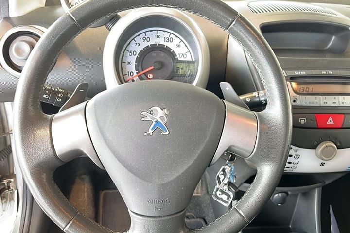 Sølv Peugeot 107 fra 2012