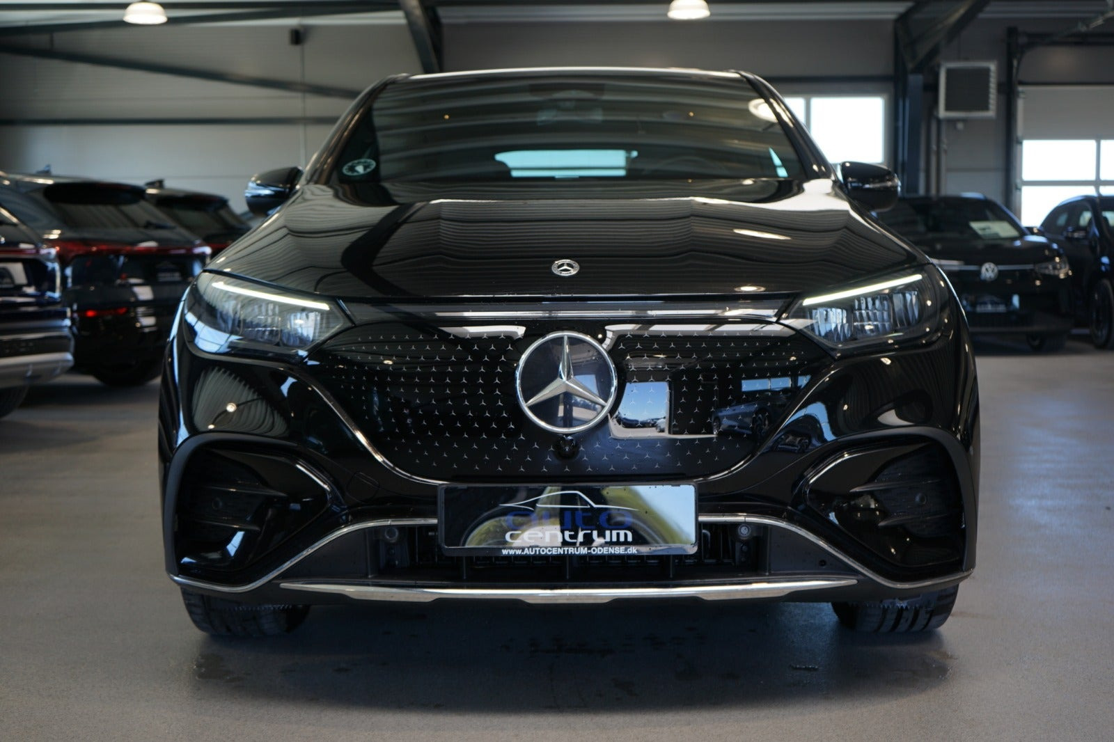 Sort Mercedes EQE350 SUV fra 2024