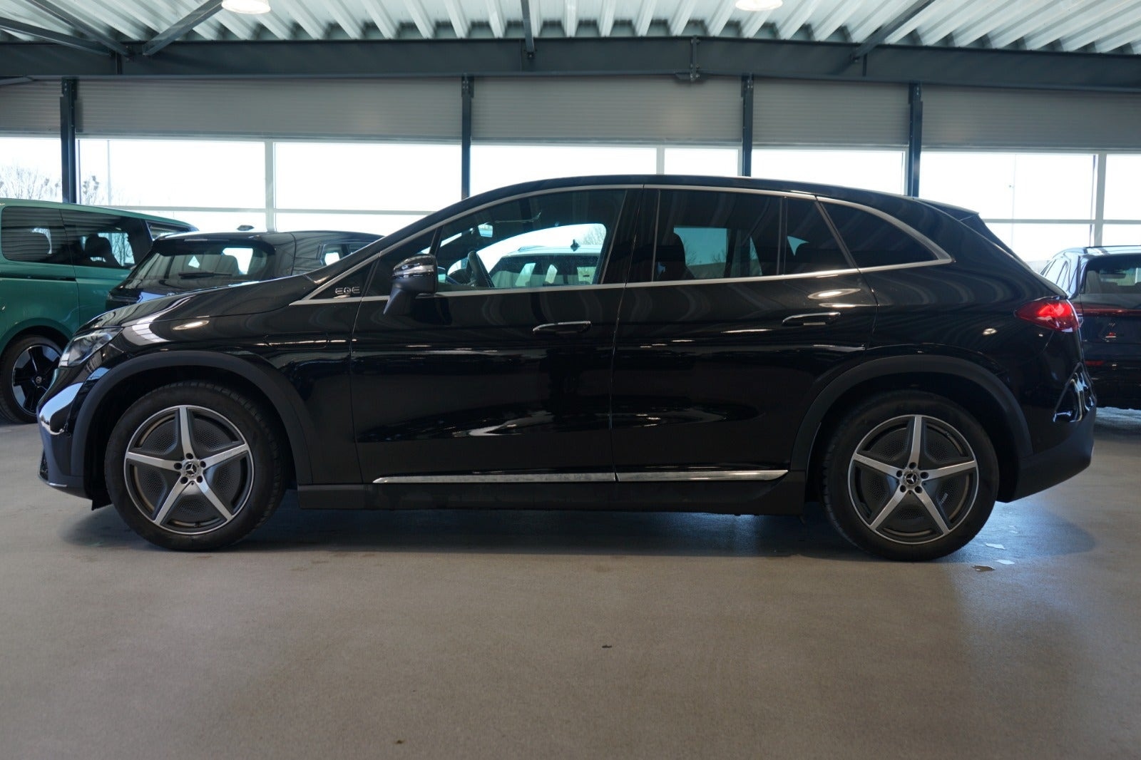 Sort Mercedes EQE350 SUV fra 2024