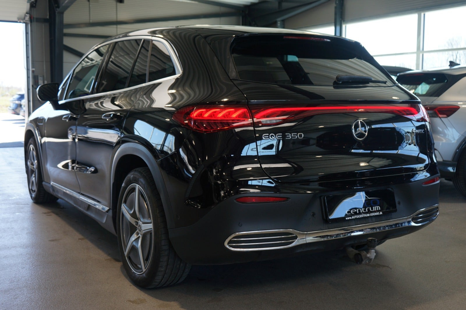 Sort Mercedes EQE350 SUV fra 2024