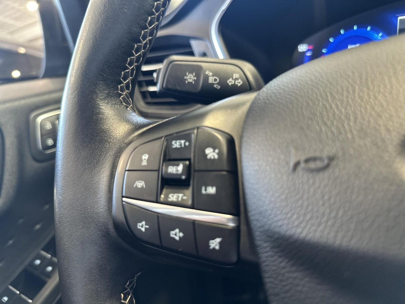 Grå Ford Kuga fra 2020