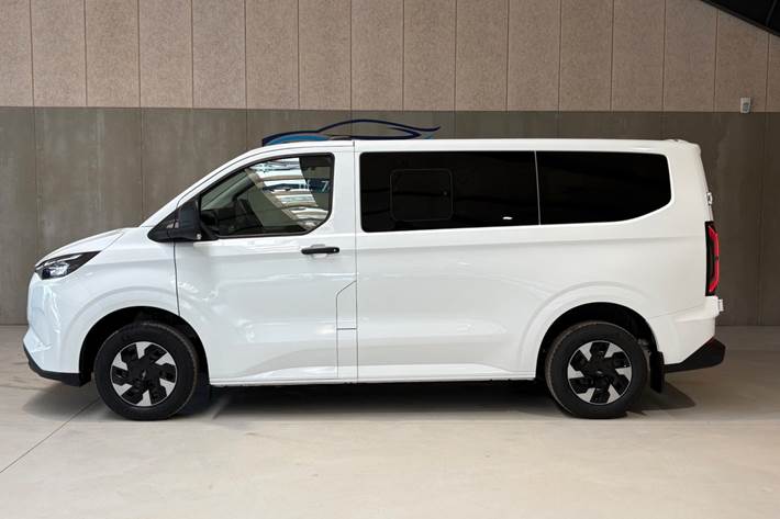 Hvid Ford E-Transit Custom Kombi 340 L1 fra 2026