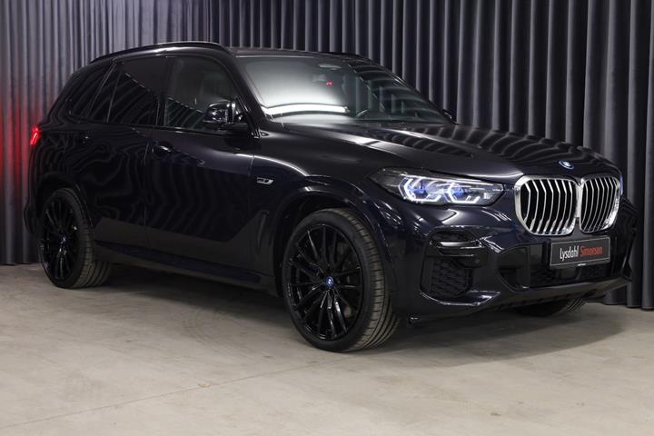 Sort BMW X5 fra 2023 set udefra