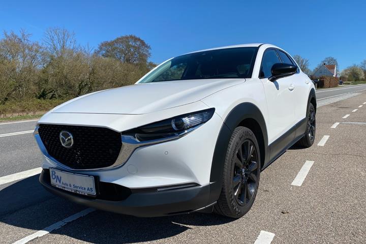 Hvid Mazda CX-30 fra 2023 set udefra