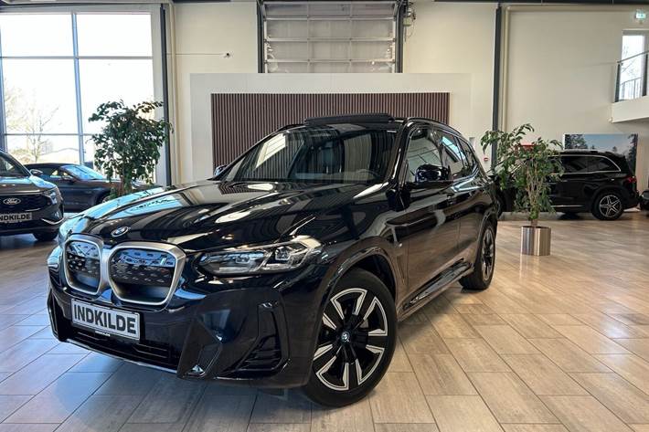 Sort BMW iX3 fra 2023 set udefra