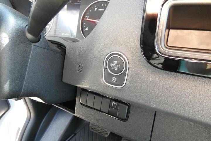 Hvid Mercedes Sprinter 317 fra 2025