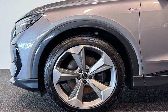 Grå Audi Q4 e-tron fra 2022
