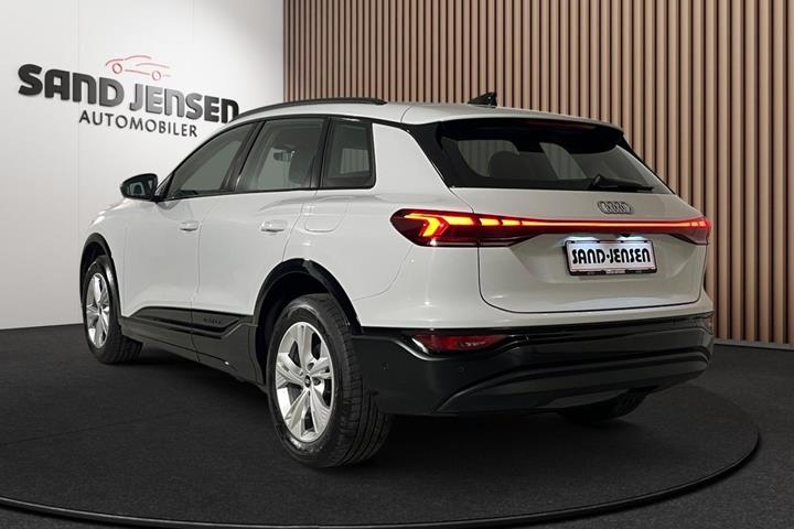 Hvid Audi Q6 e-tron fra 2025