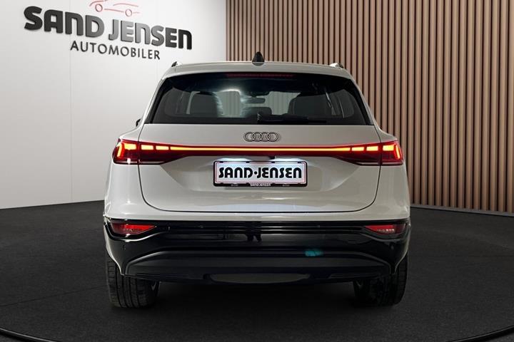Hvid Audi Q6 e-tron fra 2025