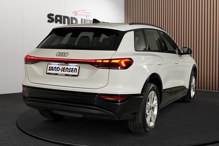 Hvid Audi Q6 e-tron fra 2025