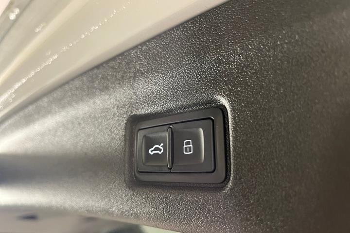 Hvid Audi Q6 e-tron fra 2025