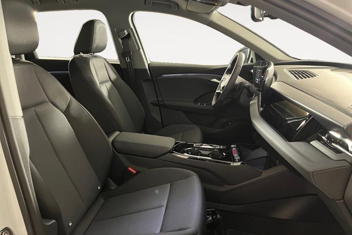Hvid Audi Q6 e-tron fra 2025