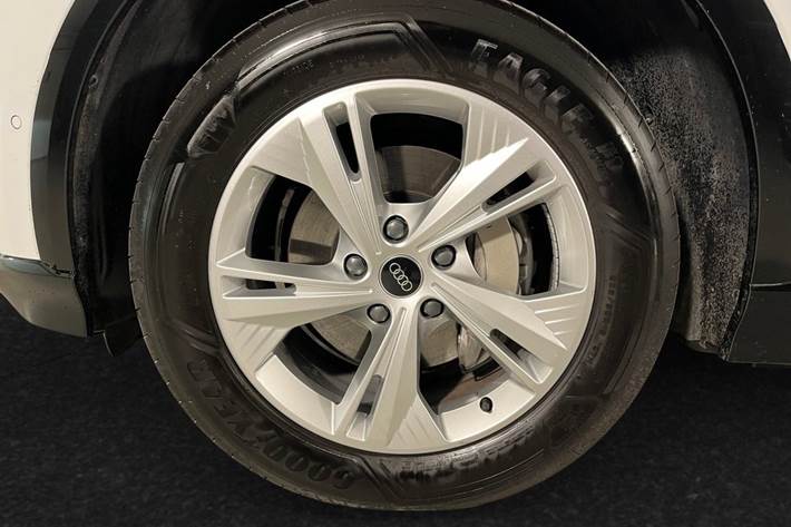 Hvid Audi Q6 e-tron fra 2025