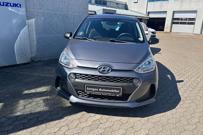 Grå Hyundai i10 fra 2017