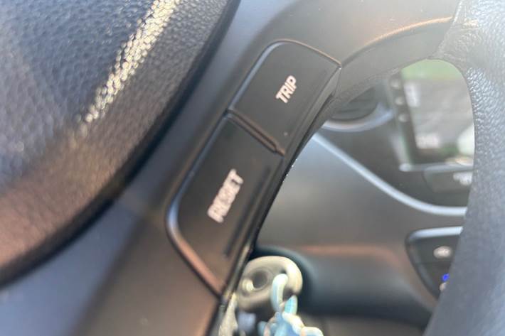 Grå Hyundai i10 fra 2017