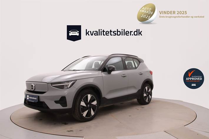 Grå Volvo XC40 fra 2023 set udefra