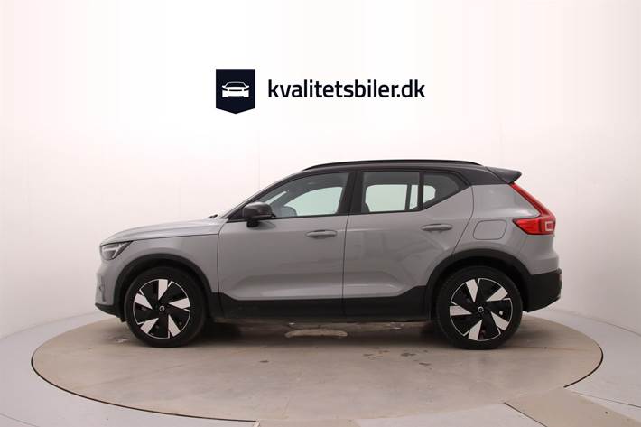 Grå Volvo XC40 fra 2023