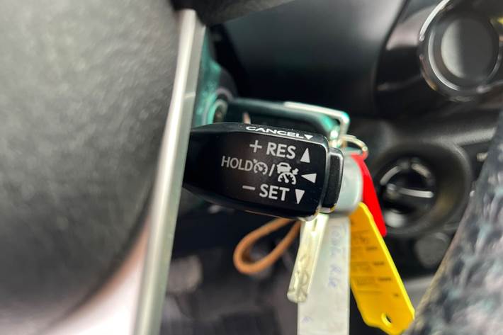 Grå Toyota HiLux fra 2023