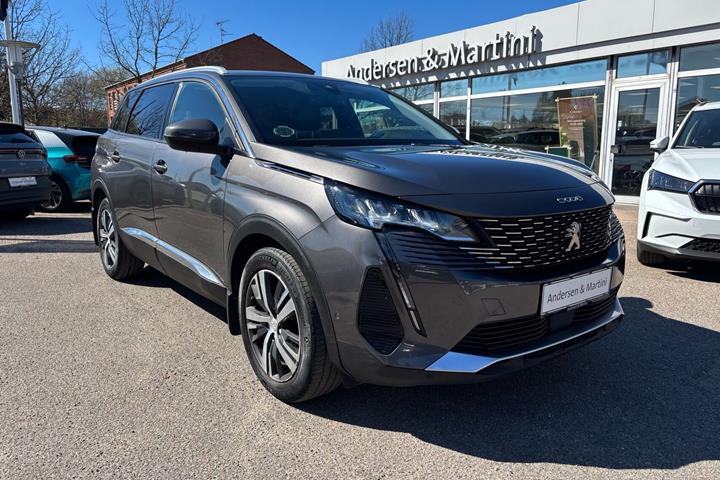 Grå Peugeot 5008 fra 2021 set udefra