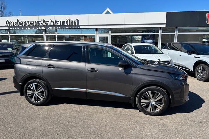 Grå Peugeot 5008 fra 2021
