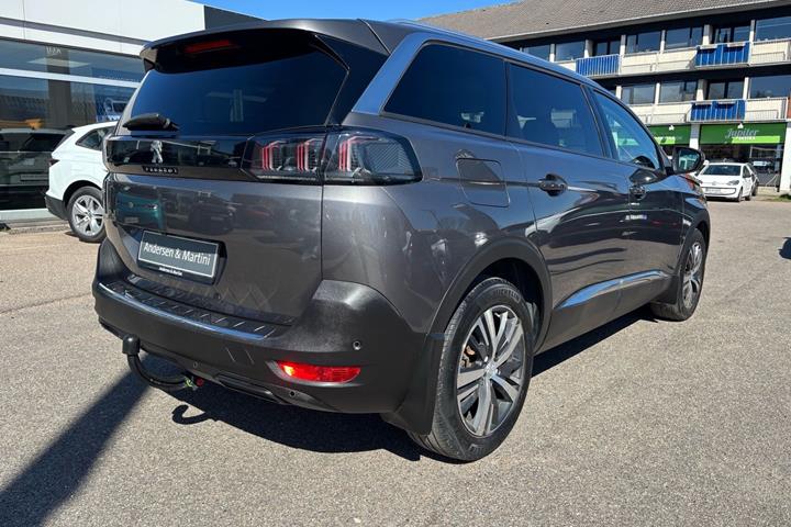 Grå Peugeot 5008 fra 2021