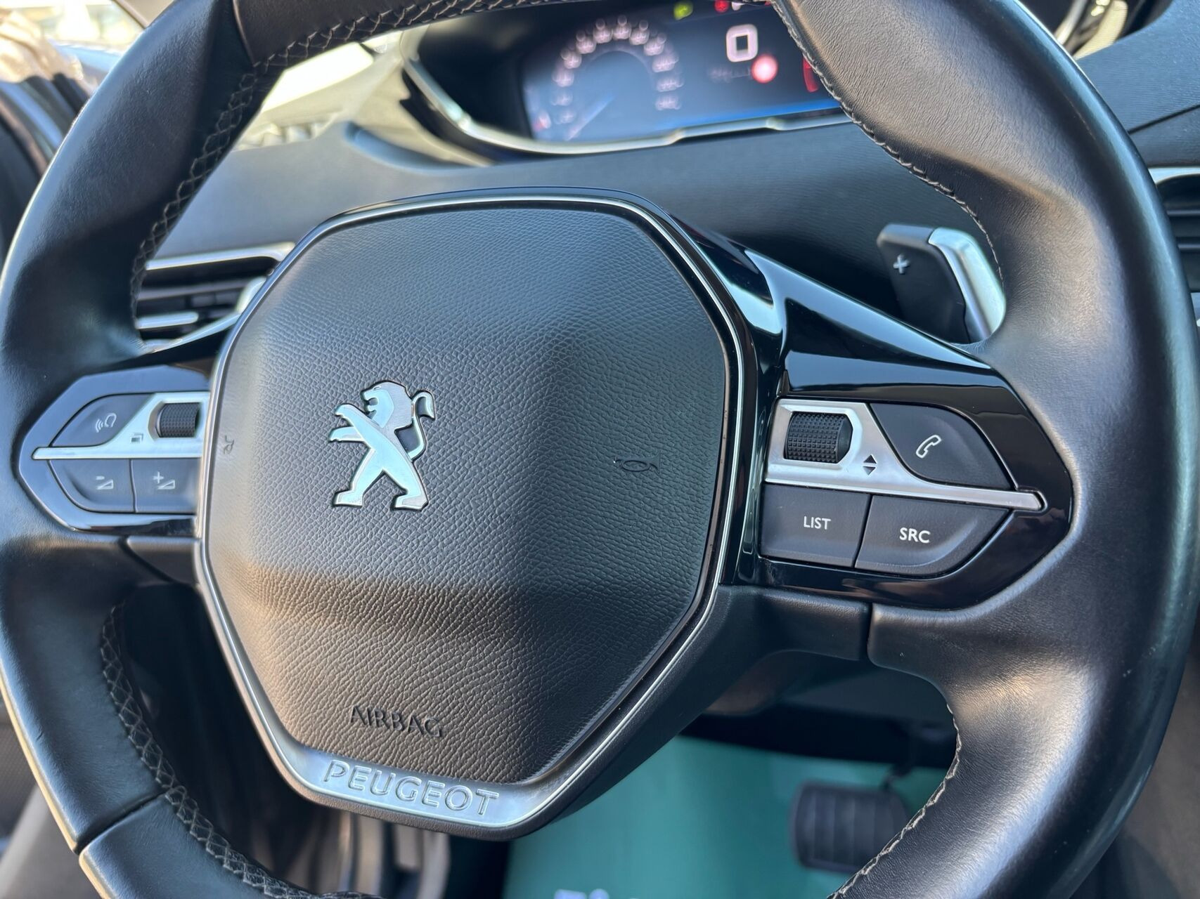 Grå Peugeot 5008 fra 2021