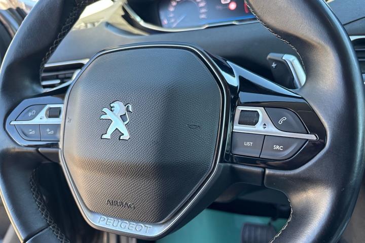 Grå Peugeot 5008 fra 2021