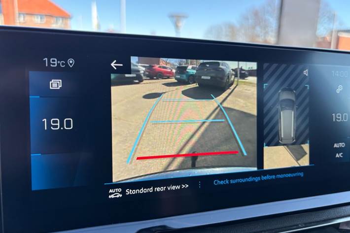 Grå Peugeot 5008 fra 2021