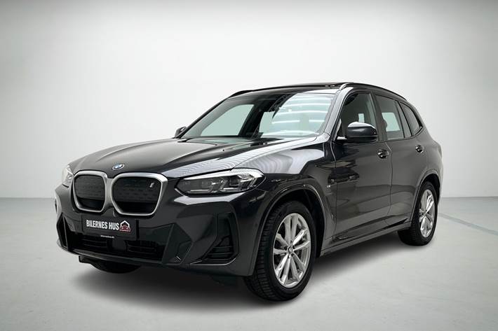 Grå BMW iX3 fra 2023 set udefra