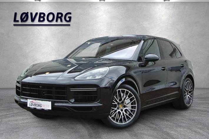 Sort Porsche Cayenne Turbo fra 2018