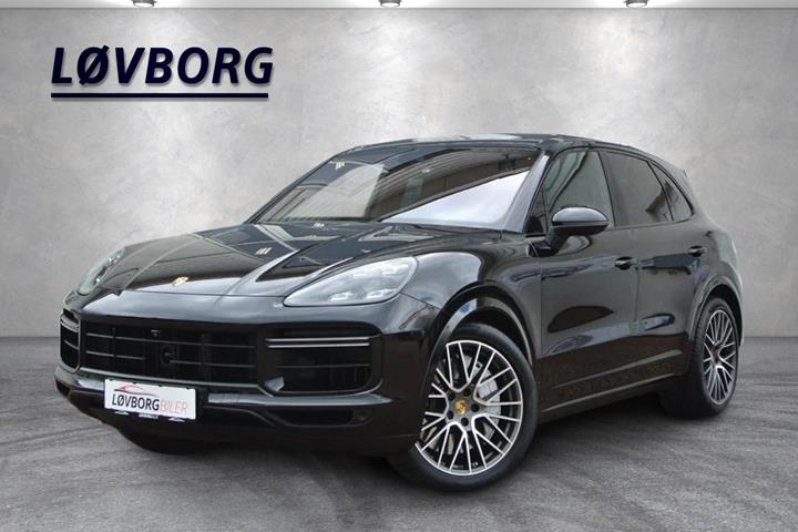 Sort Porsche Cayenne Turbo fra 2018