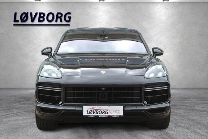 Sort Porsche Cayenne Turbo fra 2018