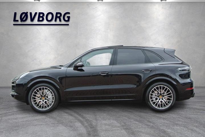 Sort Porsche Cayenne Turbo fra 2018