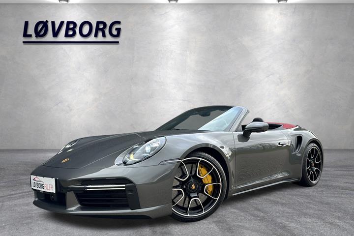 Grå Porsche 911 Turbo S fra 2021 set udefra