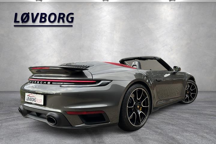 Grå Porsche 911 Turbo S fra 2021
