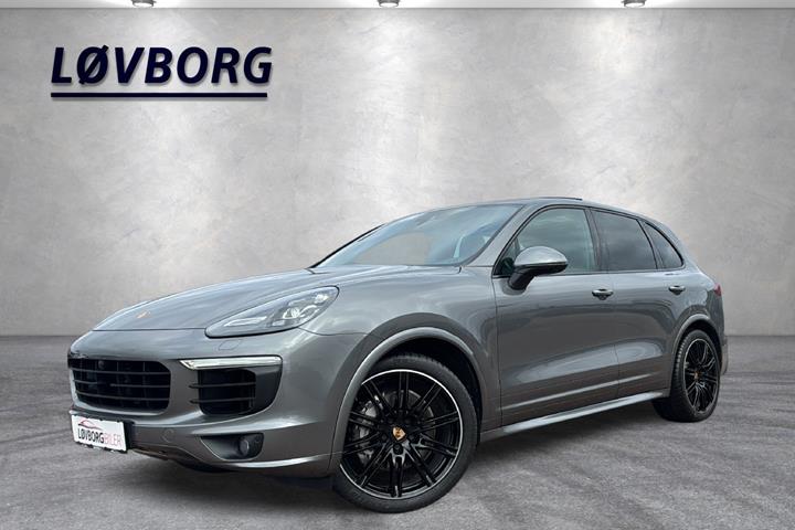 Grå Porsche Cayenne S fra 2016 set udefra