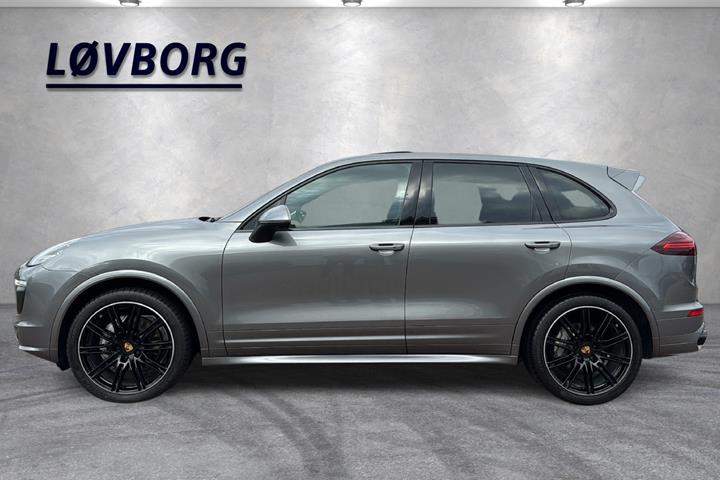 Grå Porsche Cayenne S fra 2016