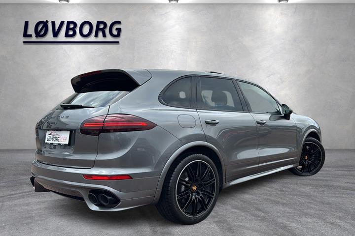 Grå Porsche Cayenne S fra 2016